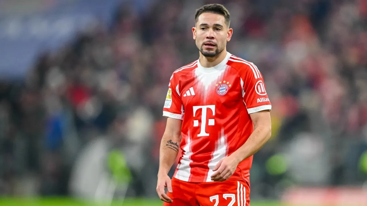 Raphael Guerreiro (Sumber: DeFodi Images via Getty Images)