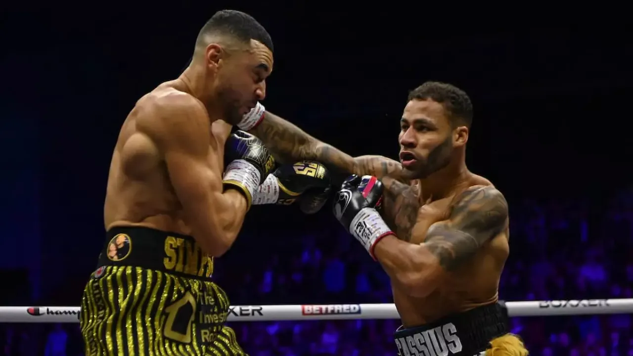 Callum Simpson (kiri) secara mengejutkan ditaklukkan Troy Williamson pada Desember lalu. (Foto: Fight TV)