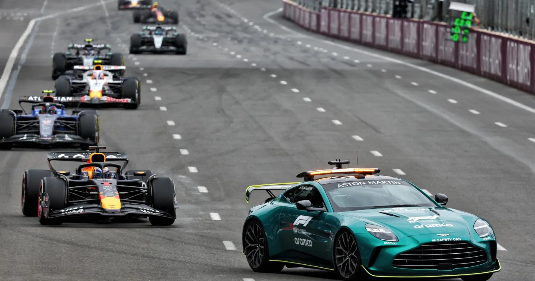 Aston Martin Tak Perpanjang Kontrak Mobil Keselamatan F1 - sumber: (racingnews365)