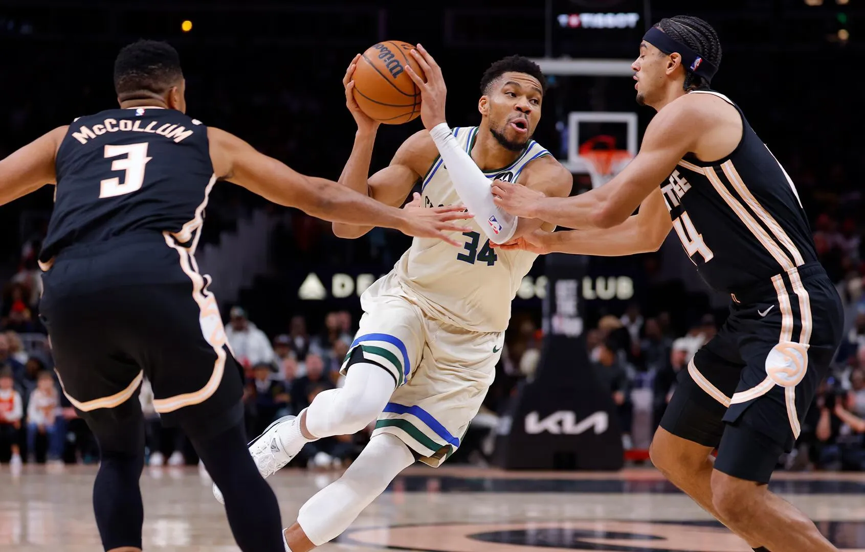 Bucks Kalahkan Hawks di Hari Martin Luther King - sumber: (mainbasket)