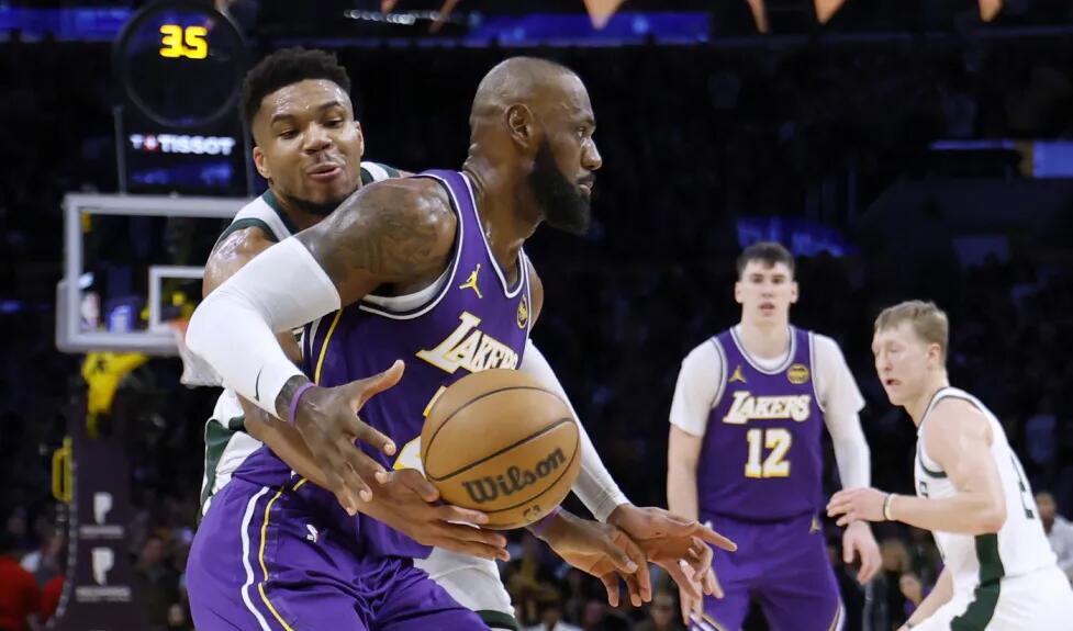 Giannis Antetokounmpo Berhasil Hentikan Aksi LeBron James - sumber: (mainbasket)