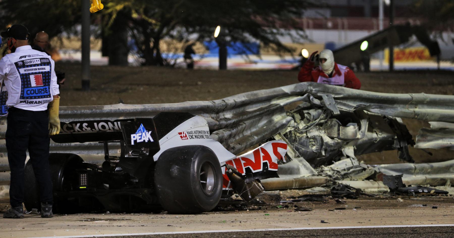 Grosjean Bertemu Kembali dengan Helm dari Kecelakaan Bahrain - sumber: (racingnews365)