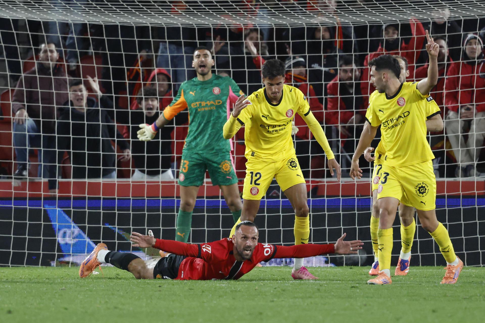 Kanonisasi Sepak Bola di Catalunya: Cerita Tiga Sisi