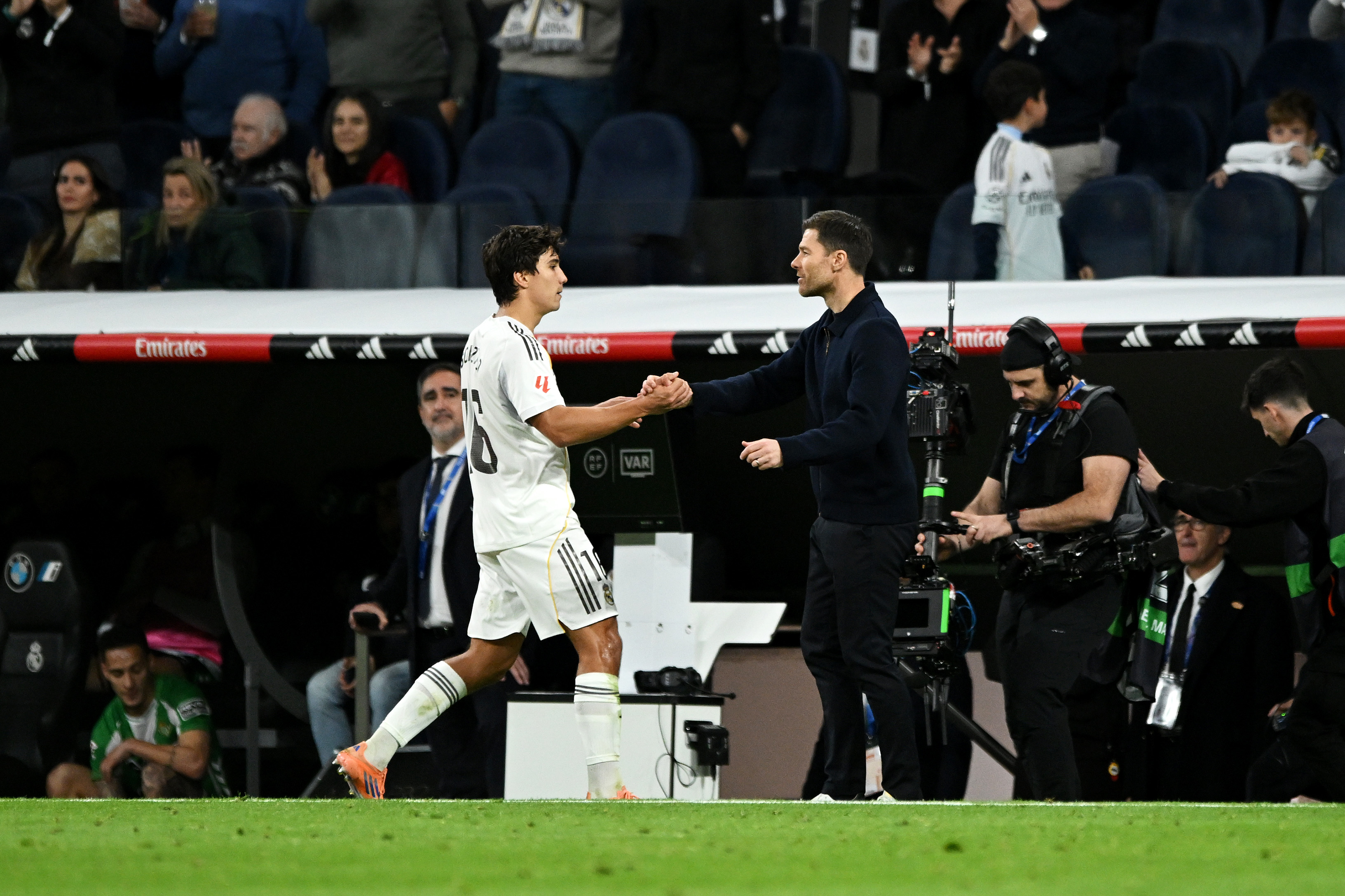 Xabi Alonso Puji Gonzalo, Pahlawan Hattrick Real Madrid - sumber: (footballespana)