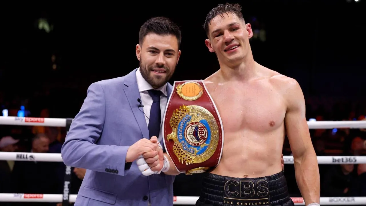 Chris Billam-Smith (kanan) berpose bersama promotor Boxxer, Ben Shalom. (Foto: Fight TV)