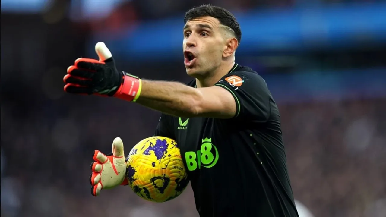 Inter Milan tertarik boyong Emiliano Martinez dari Aston Villa.