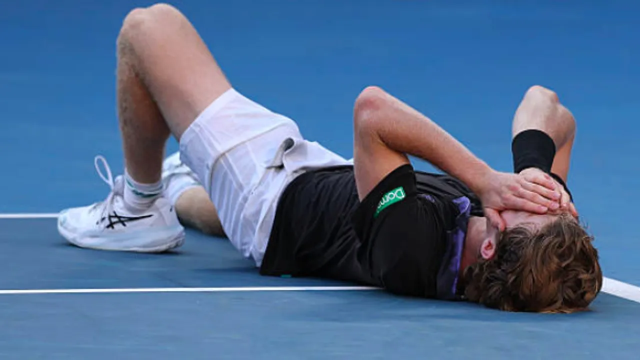 Awali Australian Open, Ini Alasan Dane Sweeny Jatuhkan Diri Di Atas Lapangan
