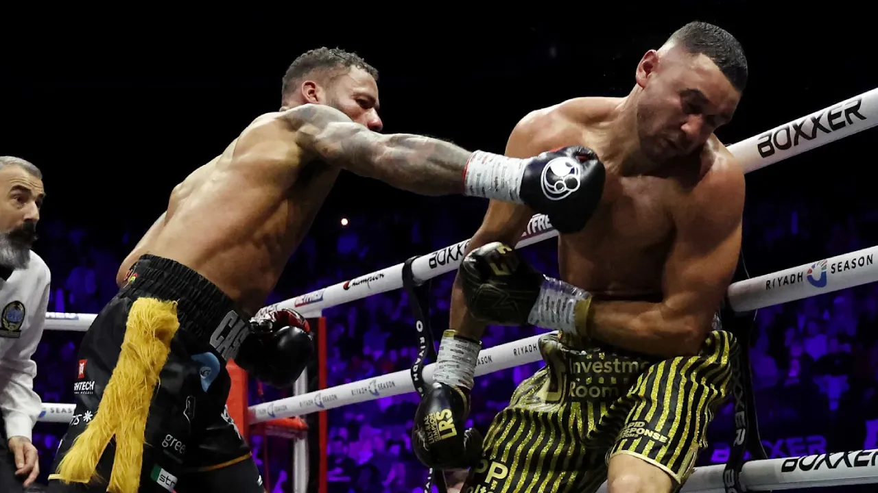 Callum Simpson (kanan) harus mengakui keunggulan Troy Williamson pada Desember lalu. (Foto: Fight TV)