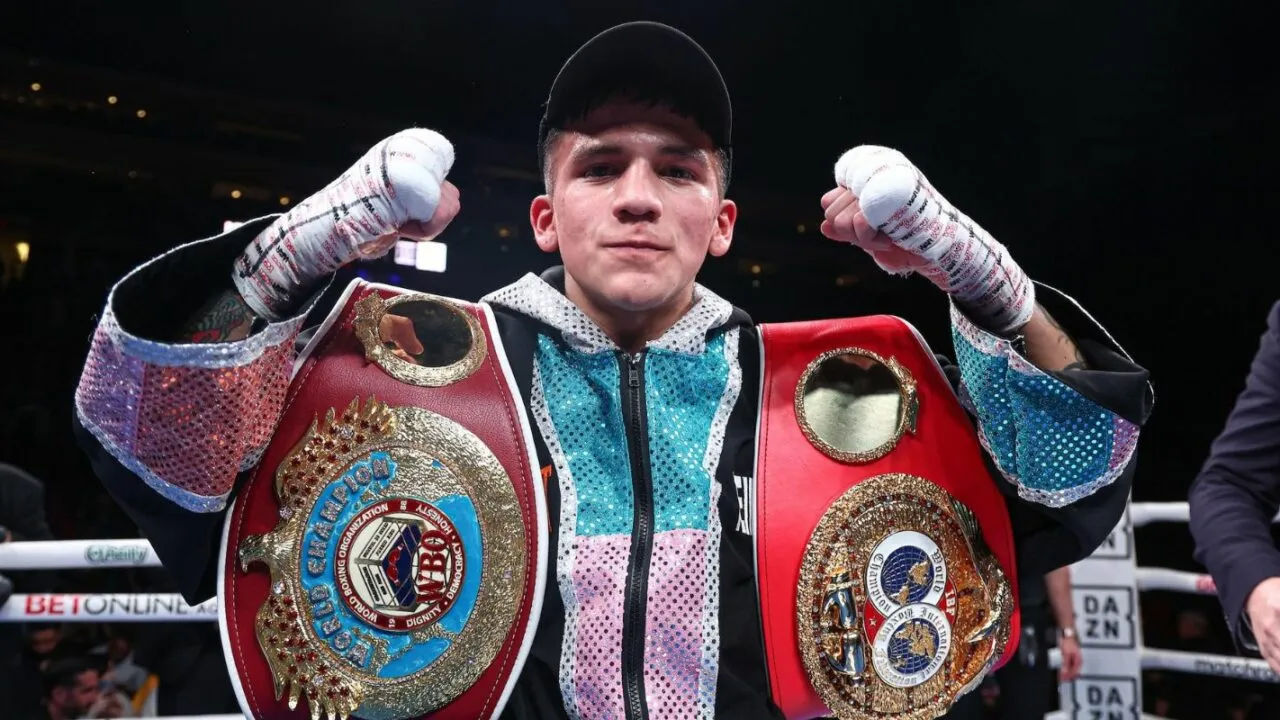 Jesse “Bam” Rodriguez sudah menjadi juara dunia di dua divisi dan saat ini memegang sabuk The Ring, WBA, WBC, dan WBO di kelas junior bantamweight. (Foto: Fight TV)