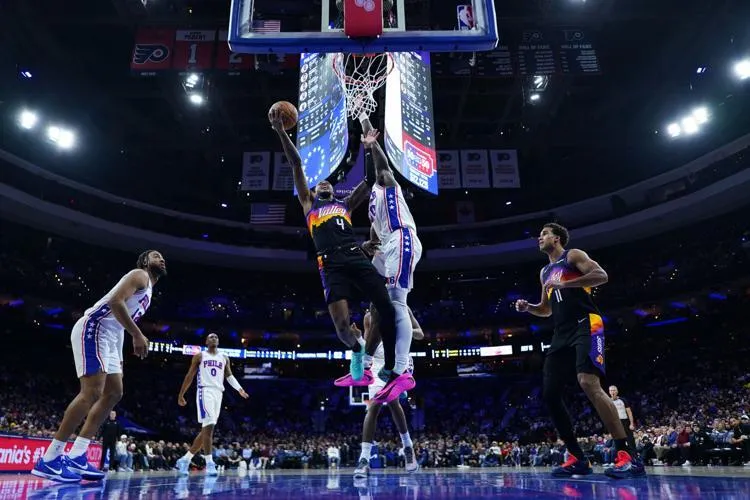Suns Raih Kemenangan Meski Tampil Buruk Lawan Sixers - sumber: (mainbasket)