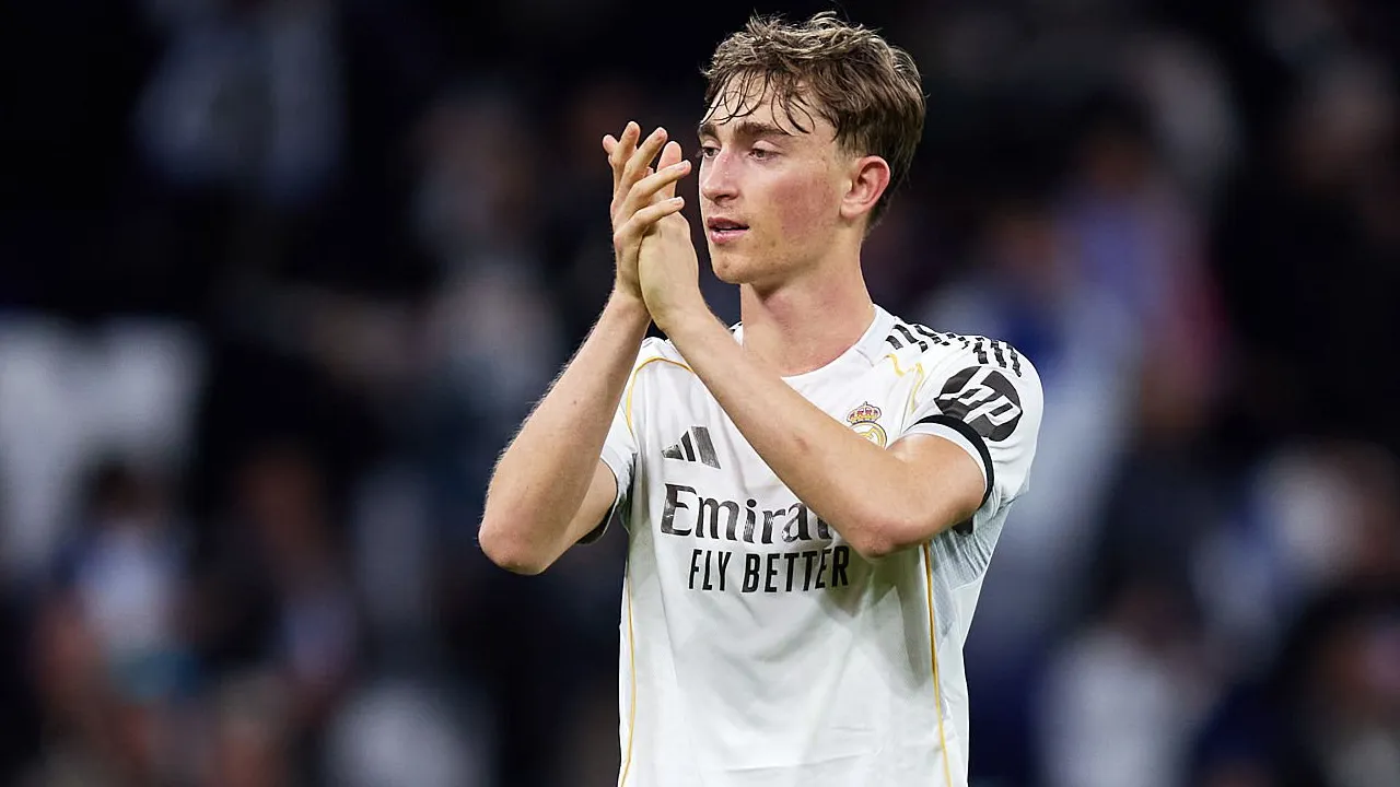 Aksi Dean Huijsen di laga kontra AS Monaco.