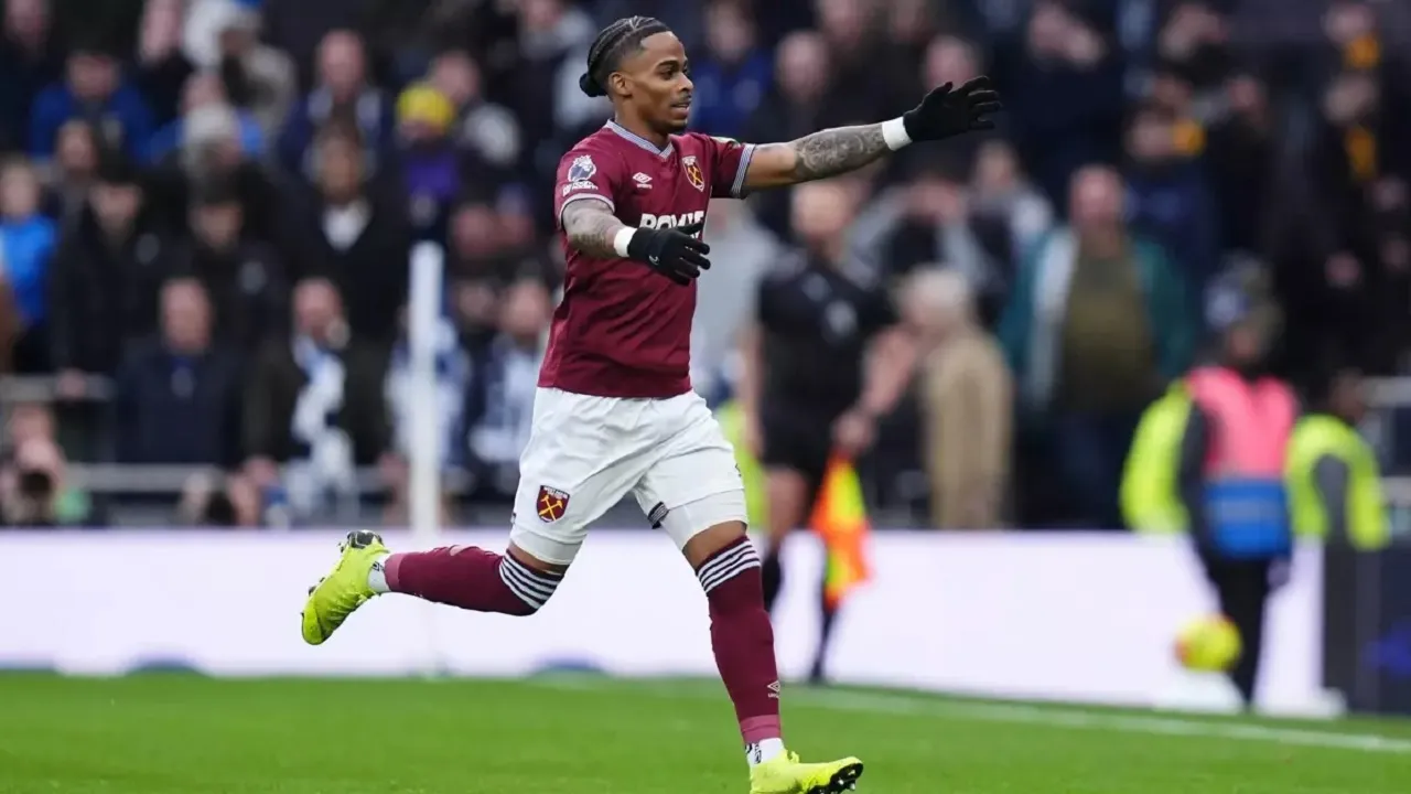 Crysencio Summerville dapat ketertarikan besar dari Tottenham Hotspurs.