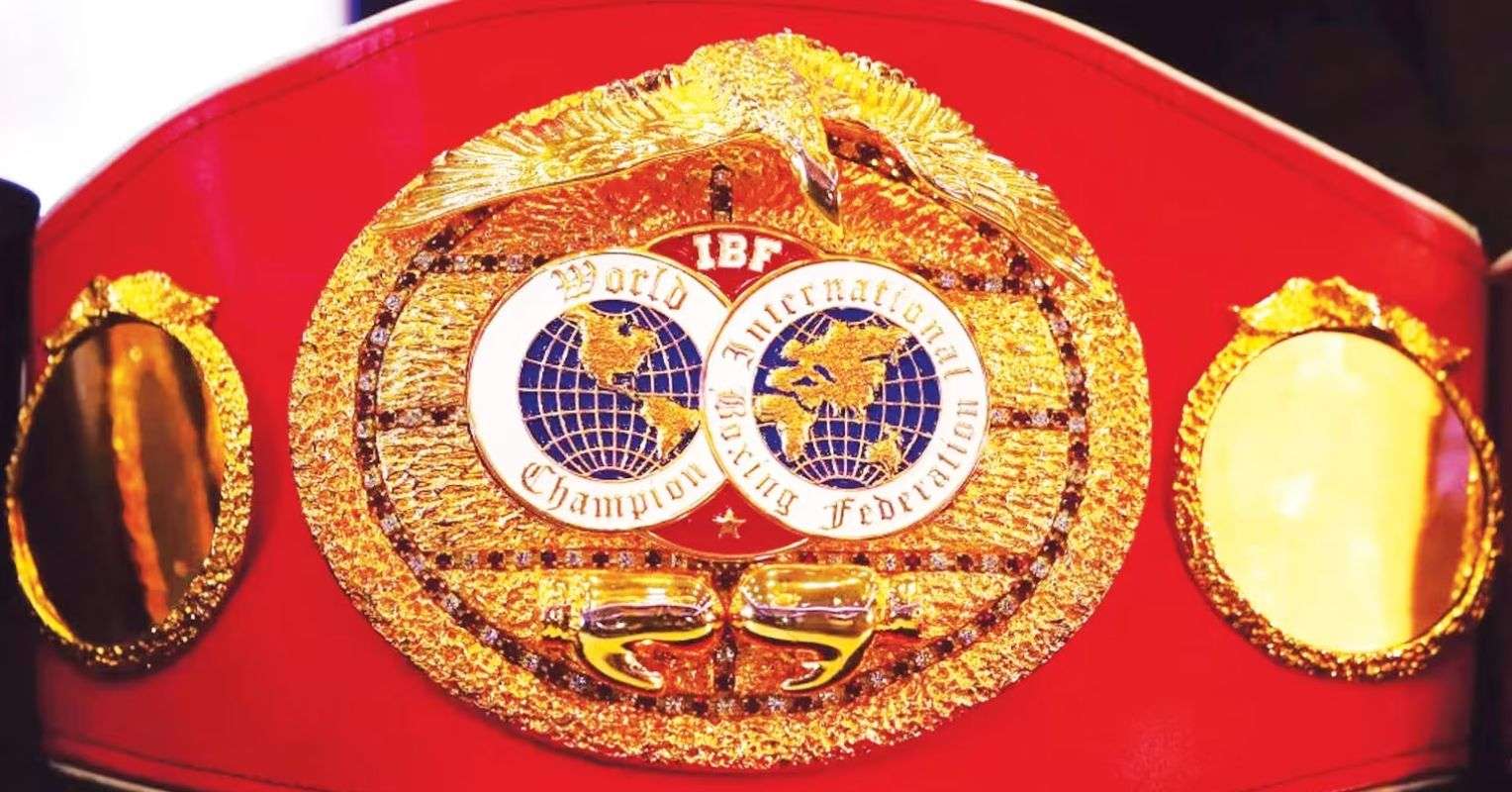 Juara Dunia Tiga Kelas Siap Kembali Bertinju di Usia 57 Tahun