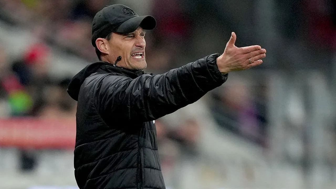 Pelatih St. Pauli, Alexander Blessin.