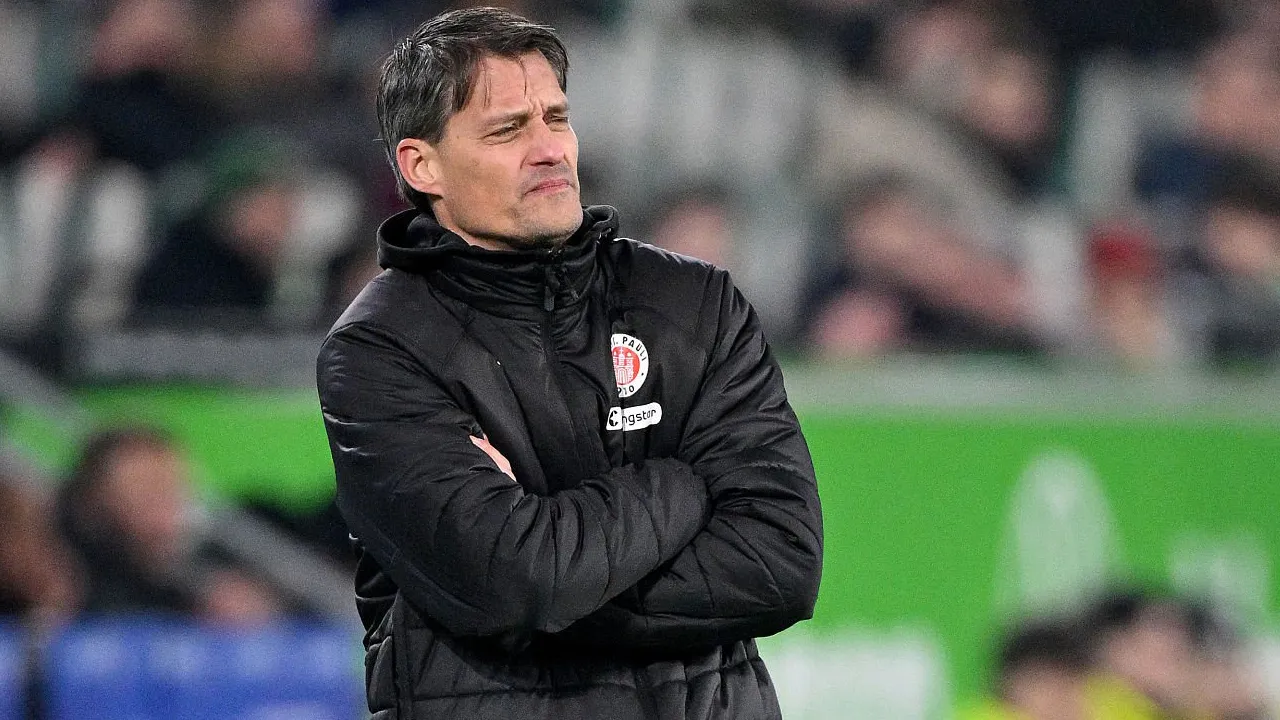 Pelatih St. Pauli, Alexander Blessin.