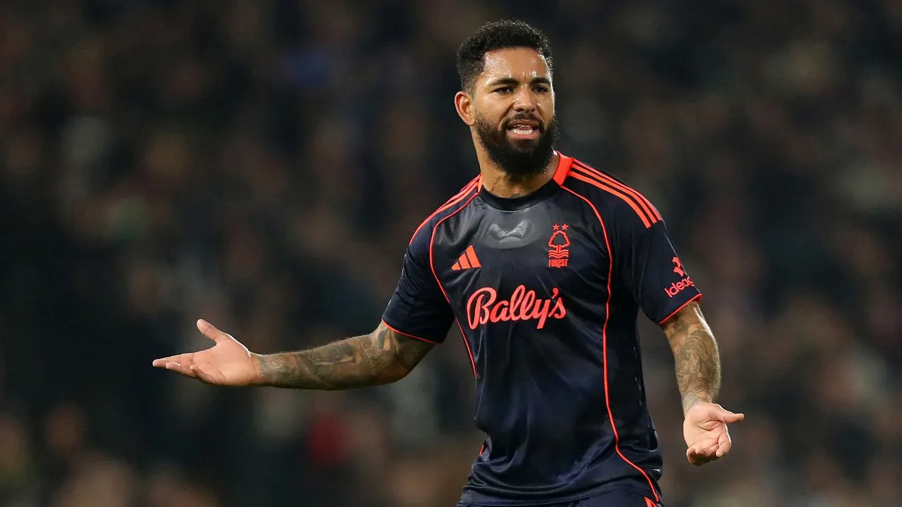 Gelandang Nottingham Forest, Douglas Luiz.