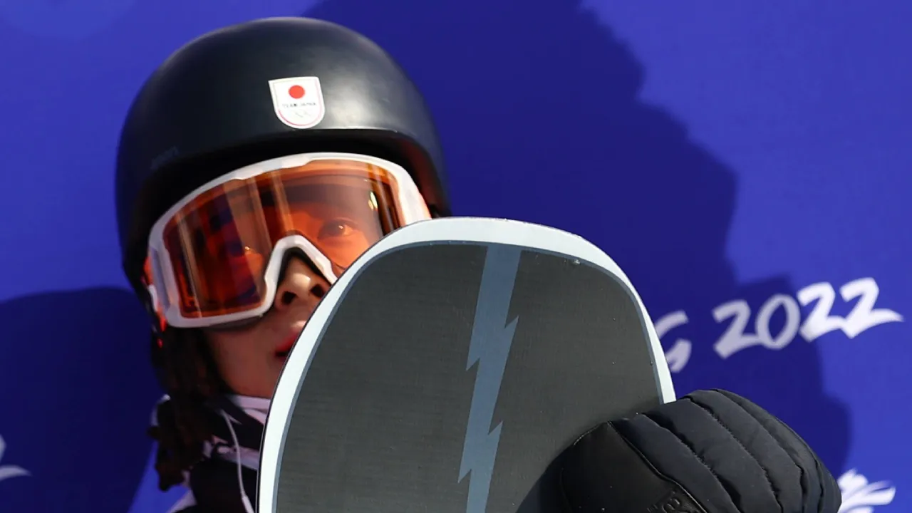 Ayumu Hirano baru saja mengalami cedera serius akibat kecelakaan saat bertanding di Swiss akhir pekan lalu. (Foto: AP)