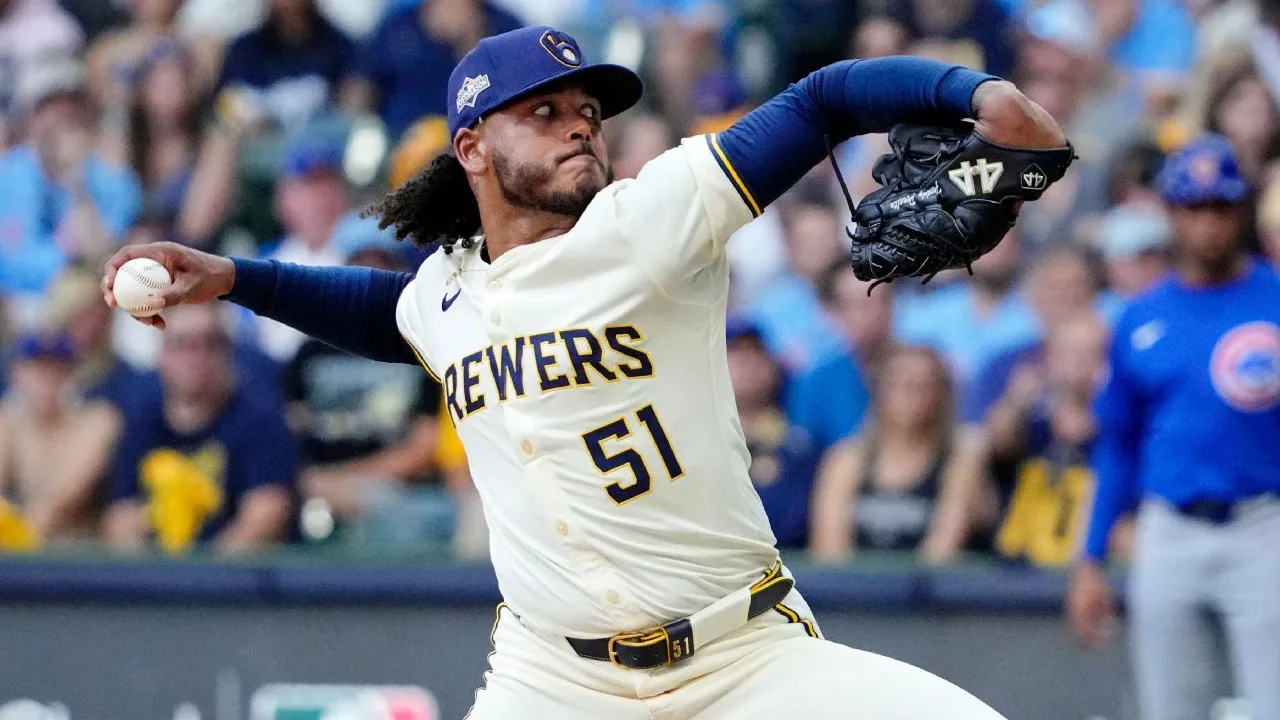 Freddy Peralta tumbuh menjadi pemimpin berkualitas di clubhouse Brewers dan terus menunjukkan peningkatan dari tahun ke tahun. (Foto: AP)