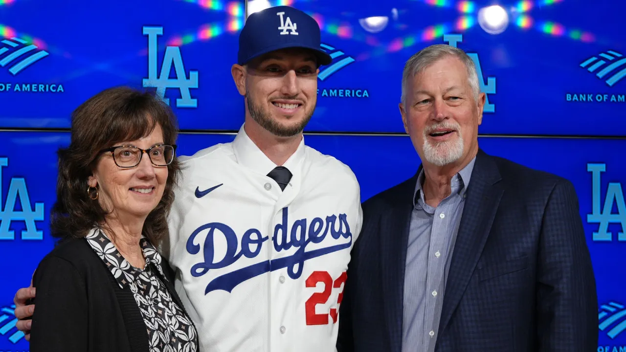 Kyle Tucker berpose mengenakan kostum Dodgers dengan diapit kedua orangtuanya. (Foto: AP)