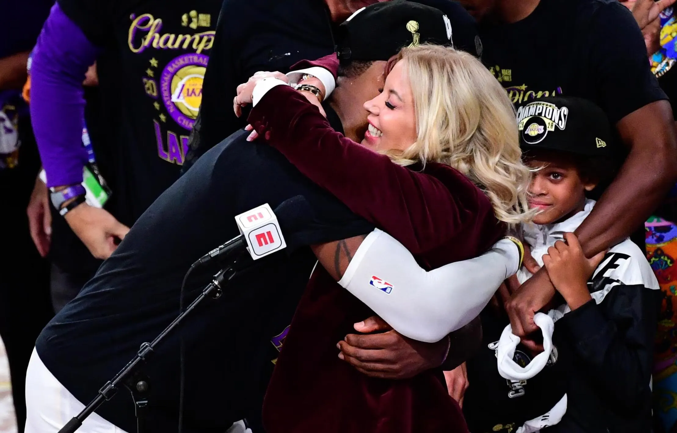 LeBron dan Jeanie Buss Klarifikasi Isu Ketegangan Hubungan - sumber: (mainbasket)
