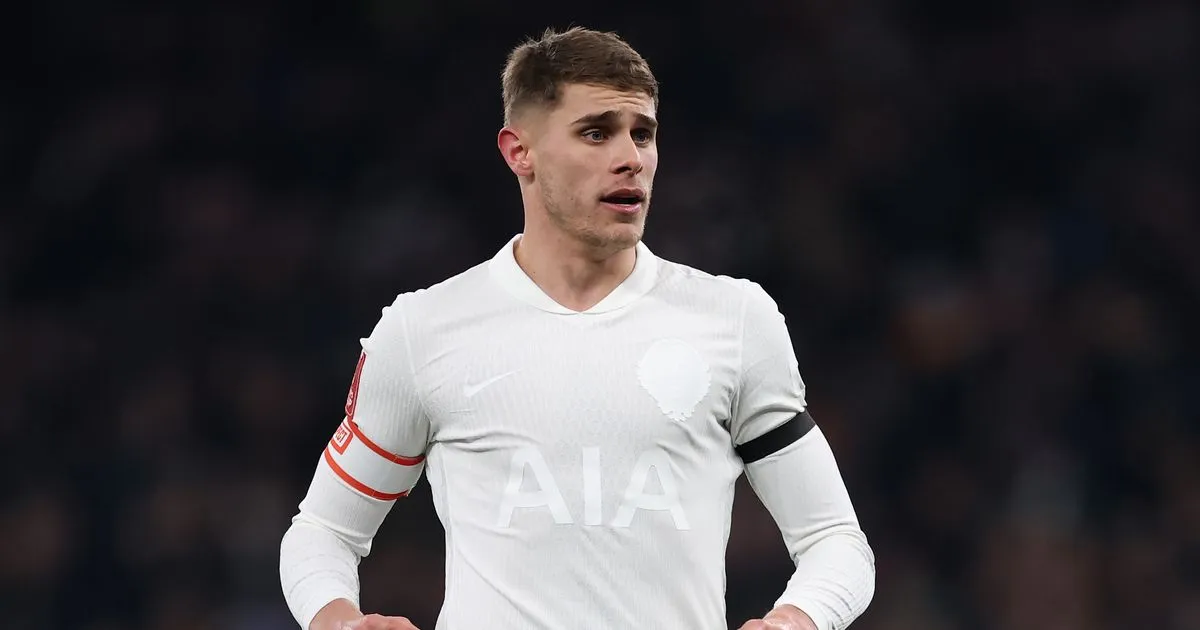 Manchester United Pertimbangkan Transfer Micky van de Ven - sumber: (manchestereveningnews)