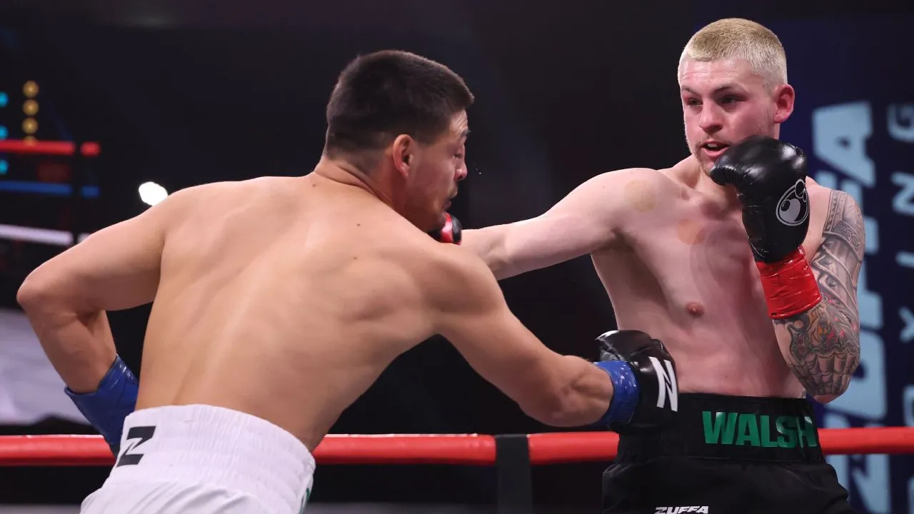 Callum Walsh (kanan) menang mutlak atas Carlos Ocampo lewat keputusan angka yang lebar dalam duel 10 ronde kelas menengah. (Foto: Fight TV)