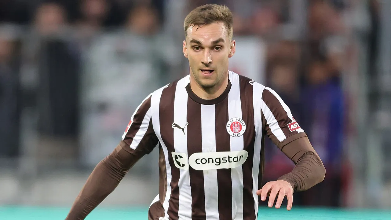 Gelandang St. Pauli, James Sands.