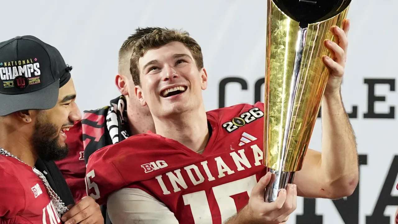 Fernando Mendoza memilih melepas satu musim terakhirnya di kampus usai membawa Hoosiers meraih gelar juara nasional pertama dalam sejarah program. (Foto: AP)