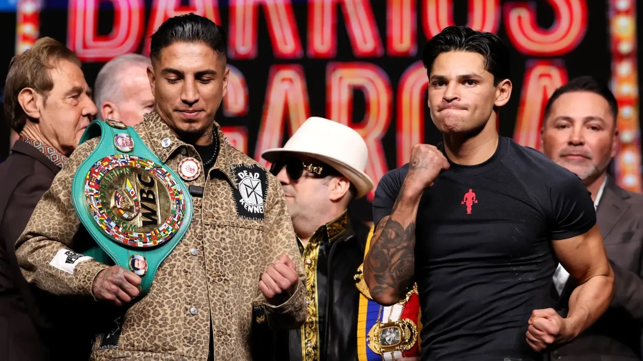 Mario Barrios (kiri) berpose Ryan Garcia dalam acara konferensi pers pembuka di Los Angeles pada Kamis (22/1) waktu setempat. (Foto: Fight TV)