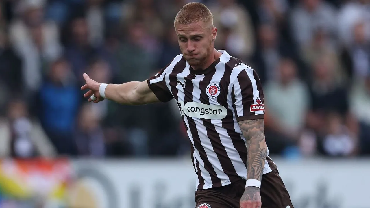 Bek kiri St. Pauli, Louis Oppie.