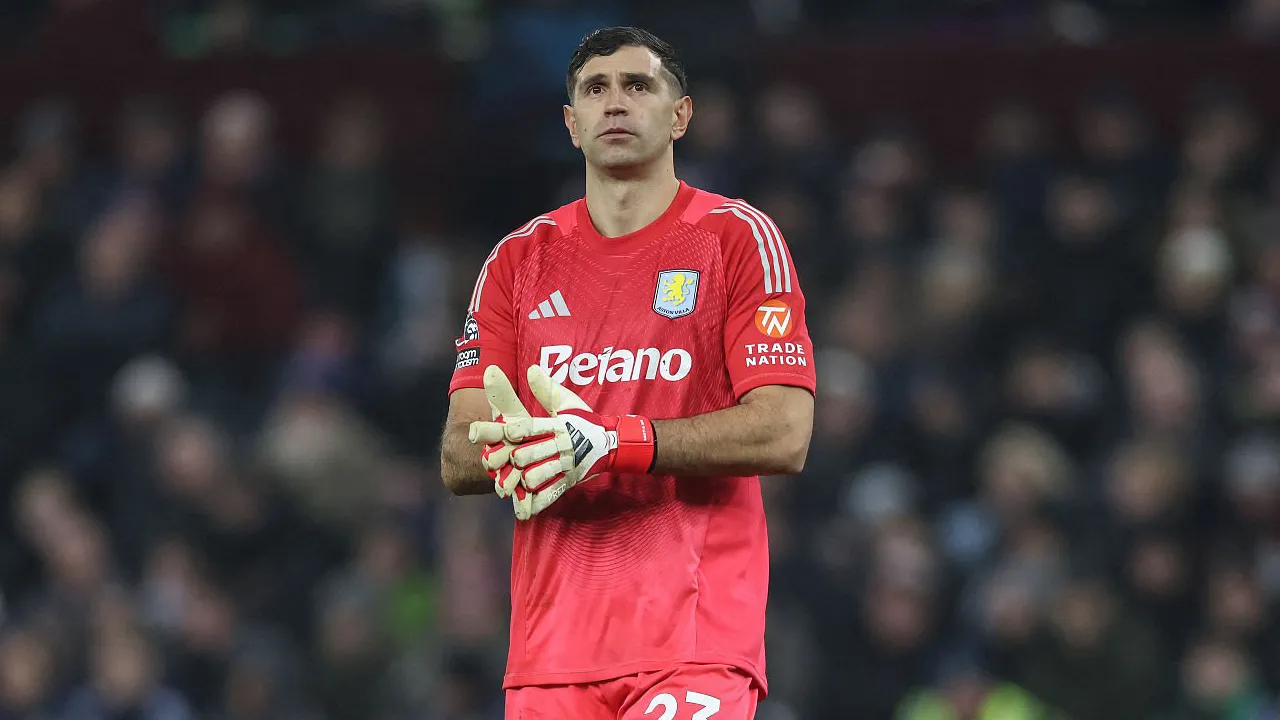 Penjaga gawang Aston Villa, Emiliano Martinez.