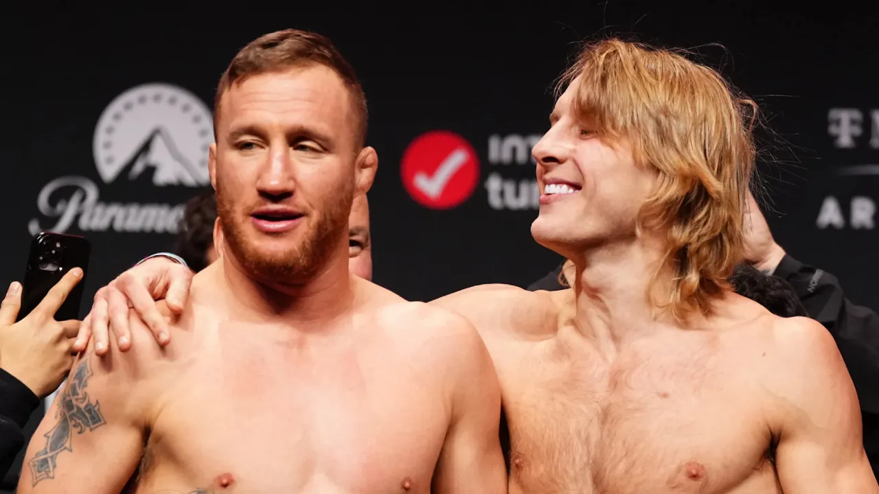 Justin Gaethje (kiri) dan Paddy Pimblett bercengkrama dalam acara timbang badan sebelum pertarungan mereka. (Foto: Fight TV)