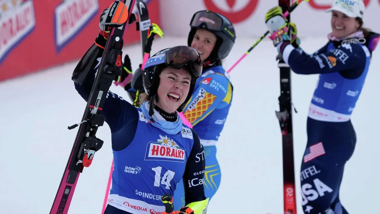 Mikaela Shiffrin (nomor 14) melakukan selebrasi setelah memastikan naik podium di nomor GS Piala Dunia di di Spindleruv Mlyn, Ceko. (Foto: AP)