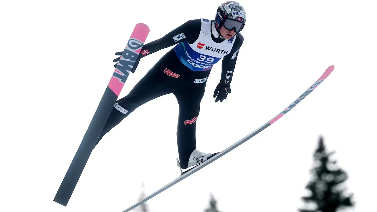 Skandal ini membuat Marius Lindvik, juara bertahan Olimpiade, kehilangan medali perak kejuaraan dunia dan mencoreng reputasi Norwegia sebagai negara pelopor ski Jumping. (Foto: AP)