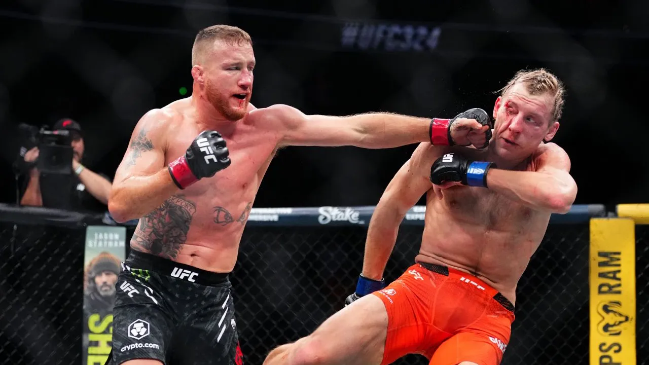 Justin Gaethje (kiri) dan Paddy Pimblett bertarung penuh aksi dan jual beli serangan selama lima ronde. (Foto: Fight TV)