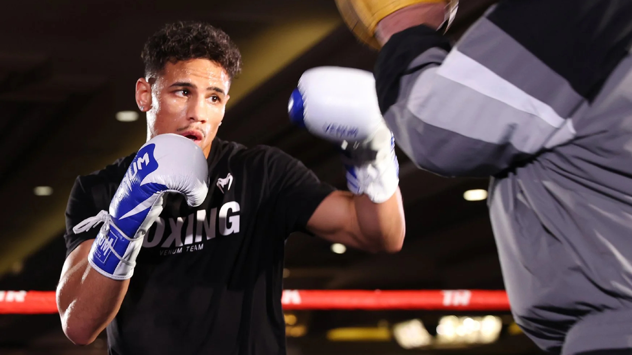 Jamaine Ortiz Janjikan “Kejutan” untuk Keyshawn Davis di Kelas 140 Pound