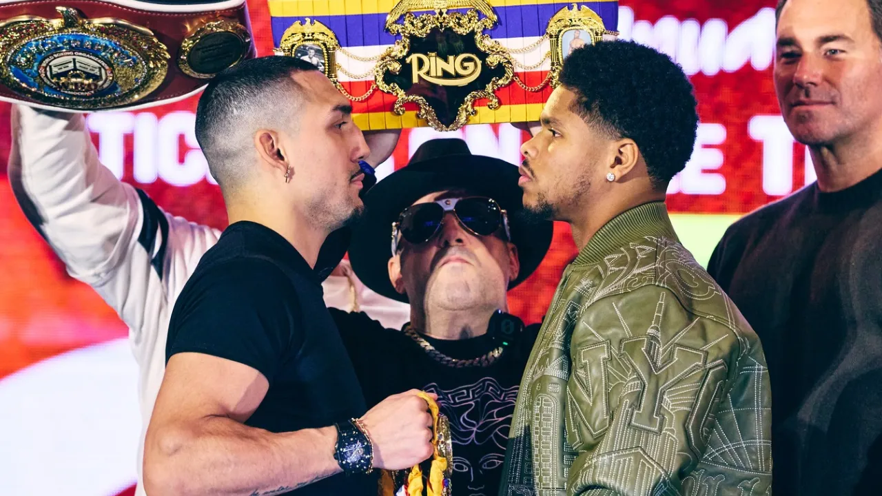 Teofimo Lopez Jr (kiri) dan Shakur Stevenson. (Foto: Fight TV)