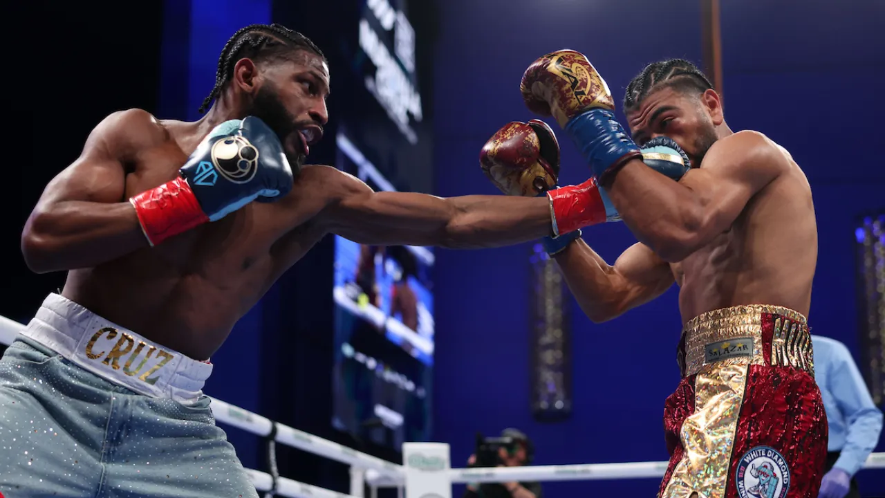 Menurut Eddie Hearn, Andy Cruz (kiri) setidaknya mampu merebut lima ronde dan hanya kurang agresif dari sisi volume pukulan. (Foto: Fight TV)