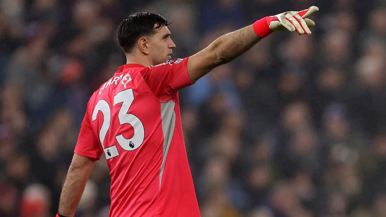 Kiper Aston Villa, Emiliano Martinez.