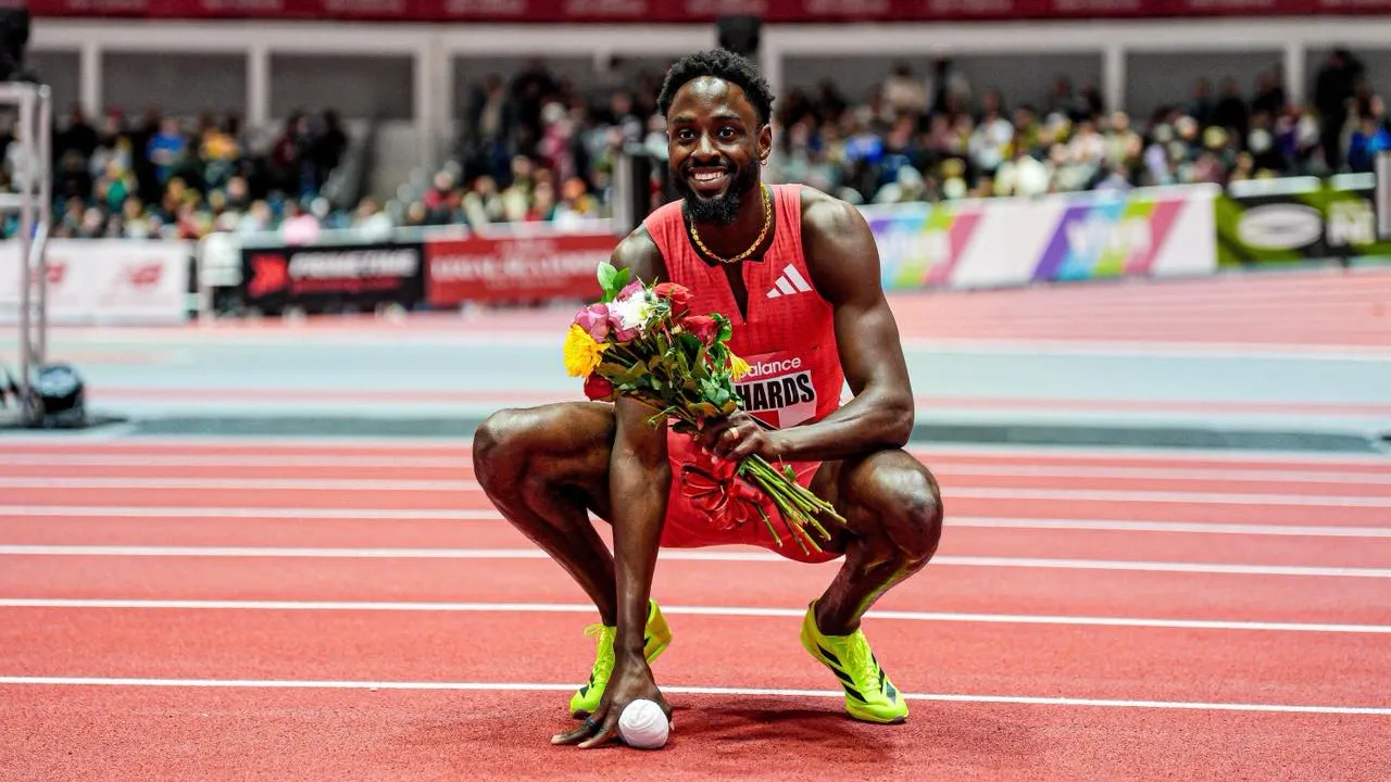Jereem Richards berpose setelah memenangi nomor lari 300 meter di New Balance Indoor Grand Prix. (Foto: AP)
