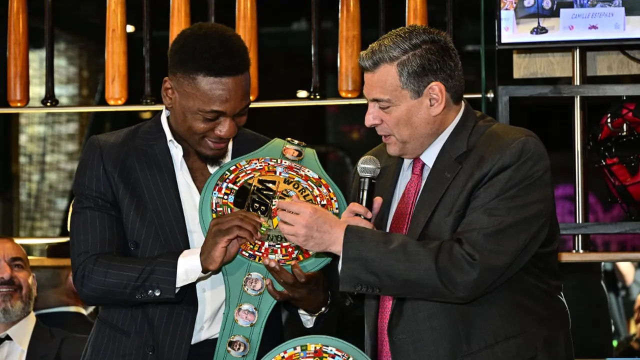Christian Mbilli (kiri) menerima sabuk ikonik Hijau dan Emas dari Presiden WBC Mauricio Sulaiman. (Foto: WBC)