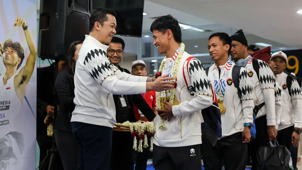Wamenpora Taufik Hidayat (kiri) menyambut kontingen Indonesia yang baru saja mengikuti ASEAN Para Games 2025 di Bandara Adi Soemarmo, Boyolali, Jawa Tengah, Selasa (27/1). (Foto: Istimewa)