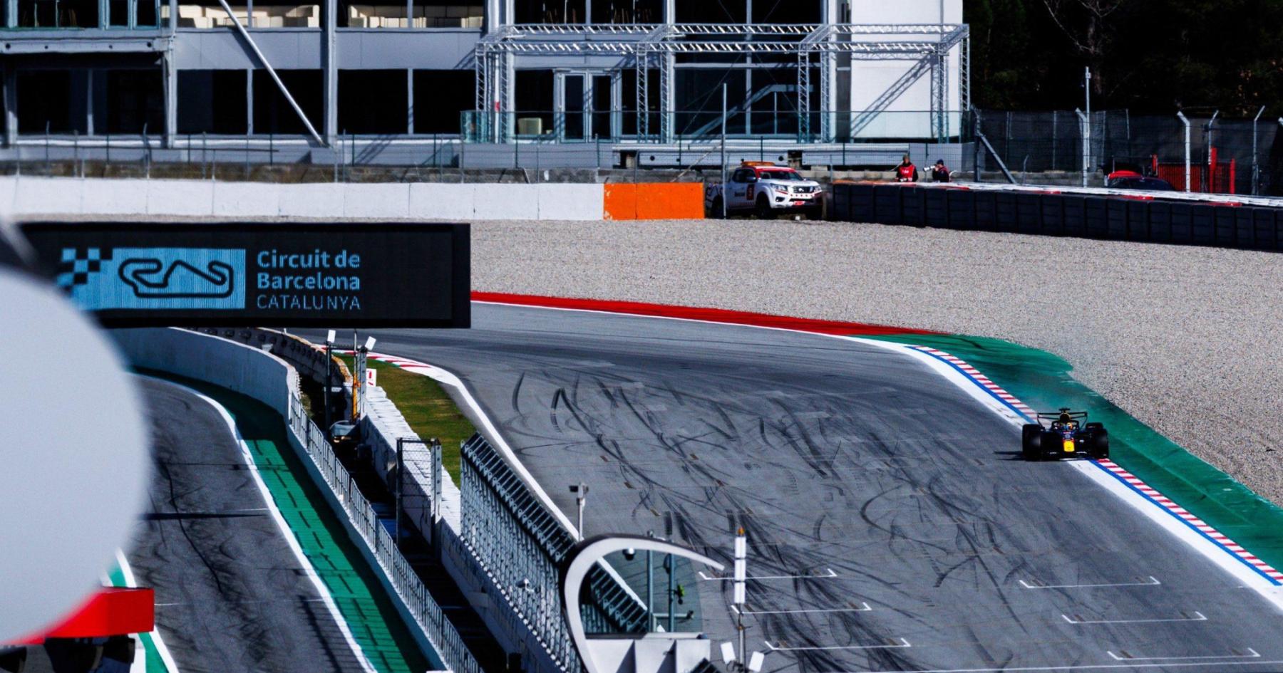 Tim F1 Absen di Barcelona, Verstappen dan Leclerc Dominasi - sumber: (racingnews365)