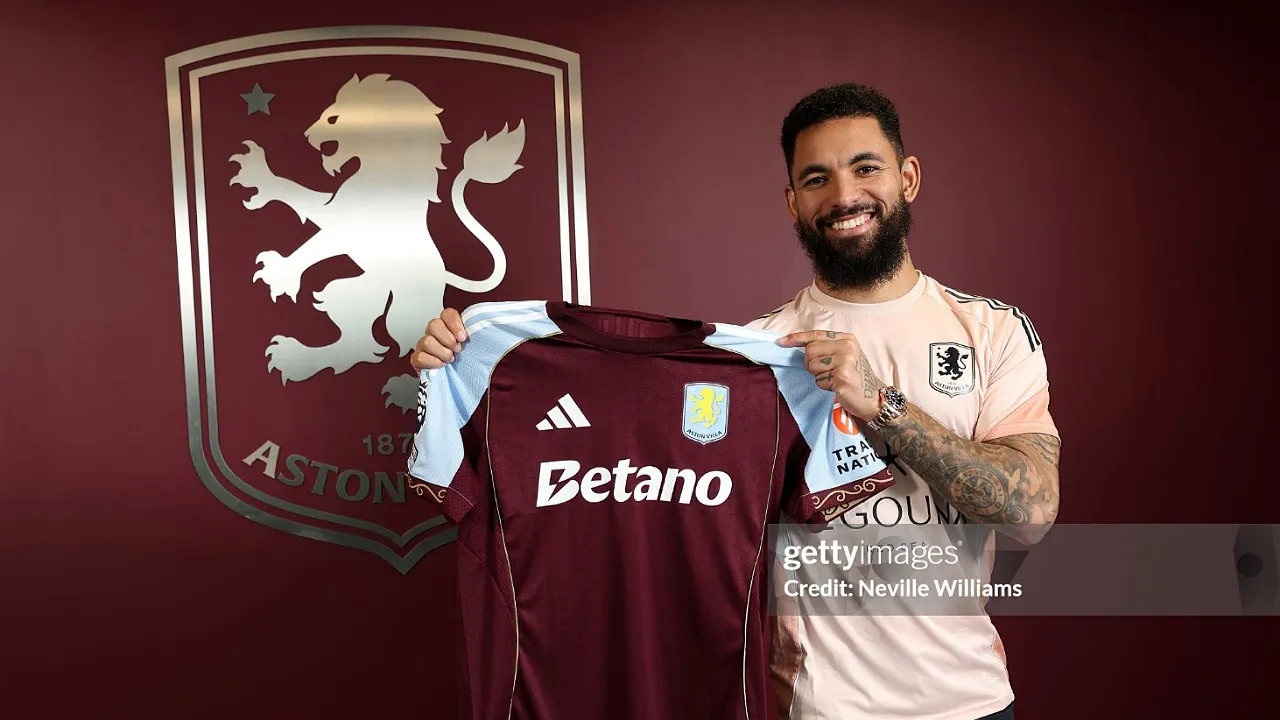 Douglas Luiz kembali berseragam Aston Villa