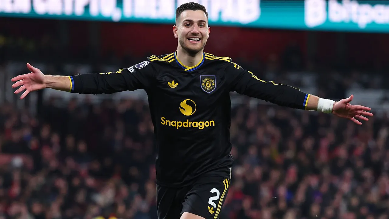 Bek sayap Manchester United, Diogo Dalot.