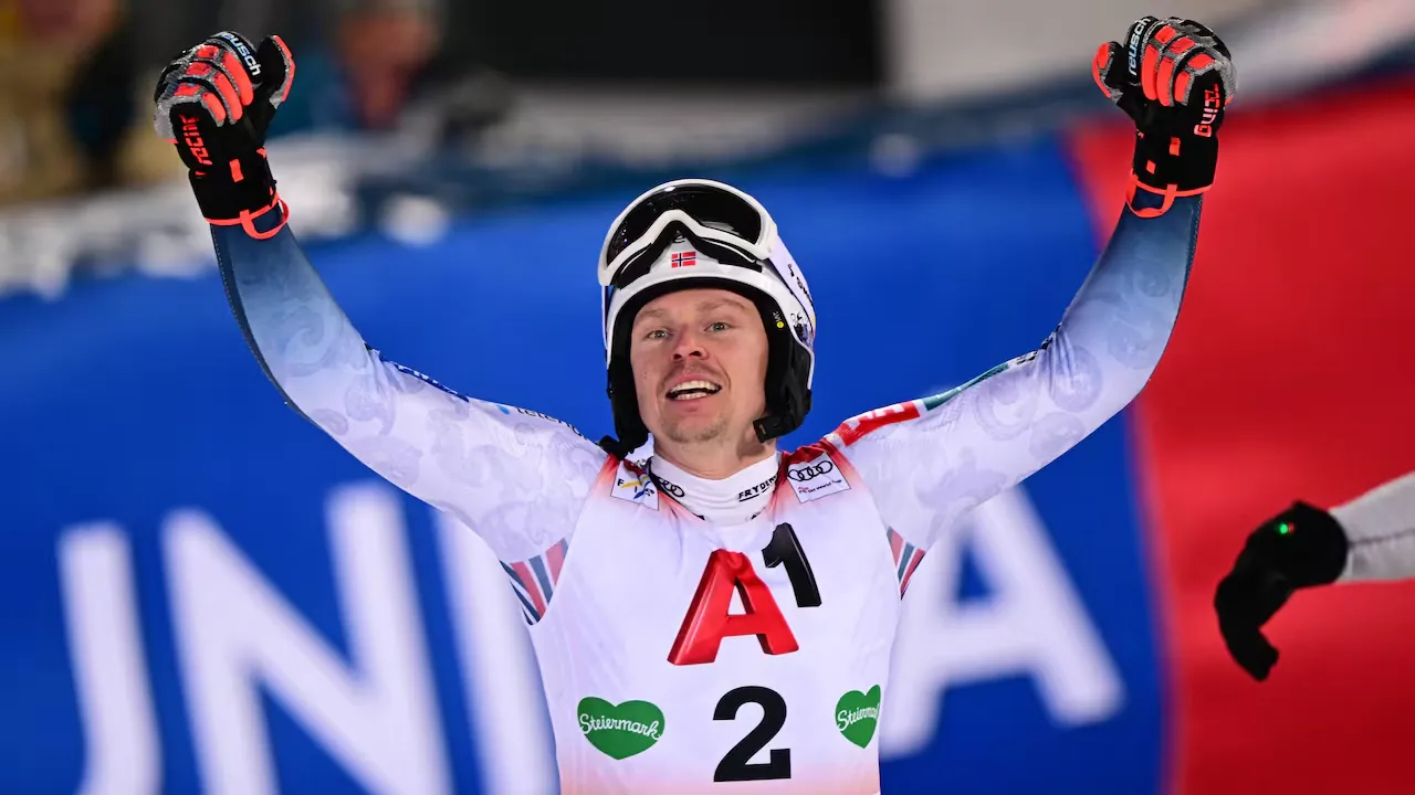 Henrik Kristoffersen melakukan selebrasi setelah memastikan kemenangan dalam nomor slalom di Schladming, Austria. (Foto: AP)