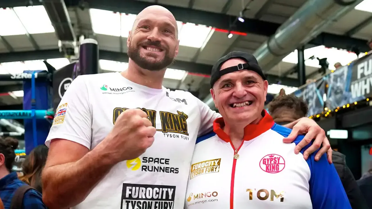 Tyson Fury (kiri) yang berpose dengan sang ayah, John, merupakan pusat dari keluarga Fury. (Foto: Fight TV)
