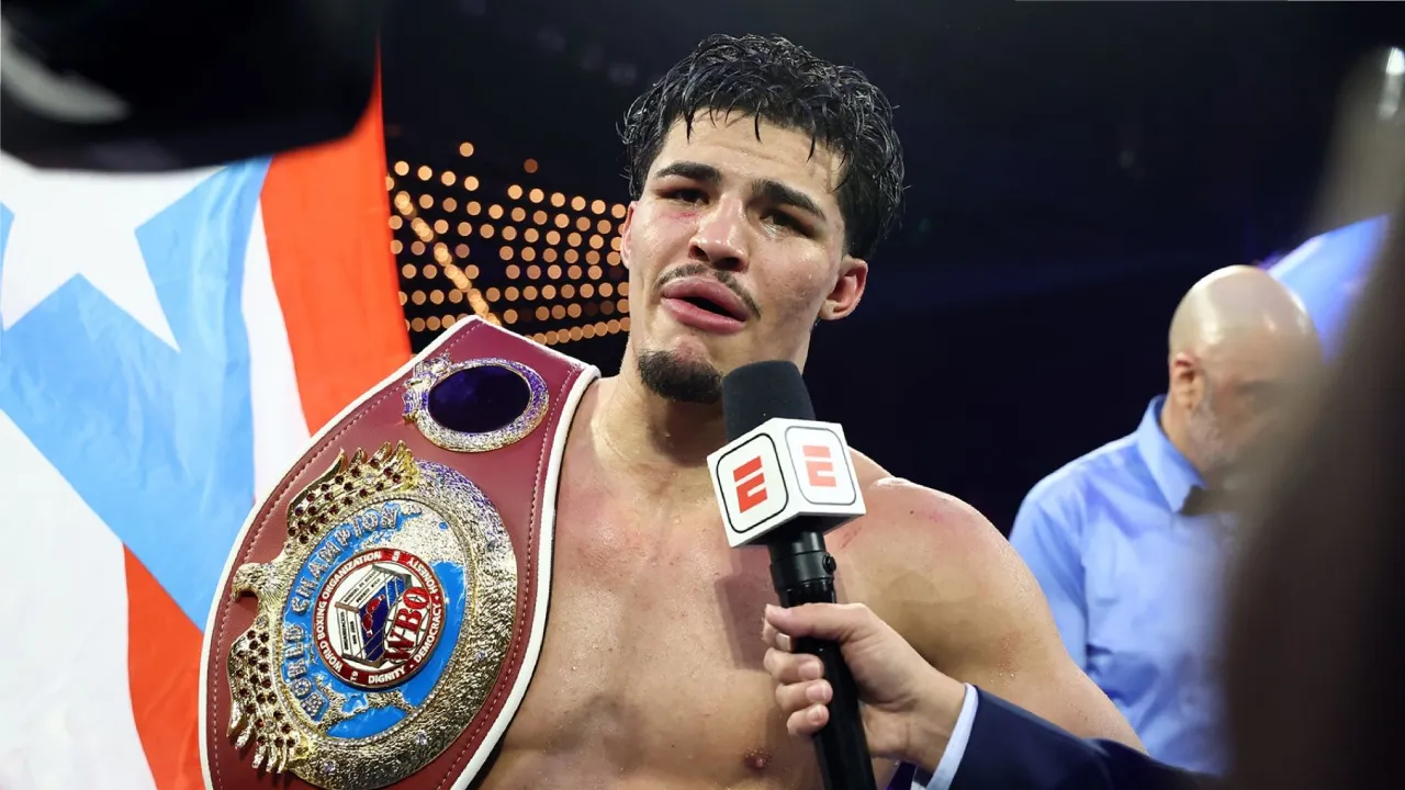 Dengan keyakinan tinggi, Xander Zayas menyatakan siap membuktikan klaimnya sebagai petinju terbaik di kelas 154 pound. (Foto: Fight TV)