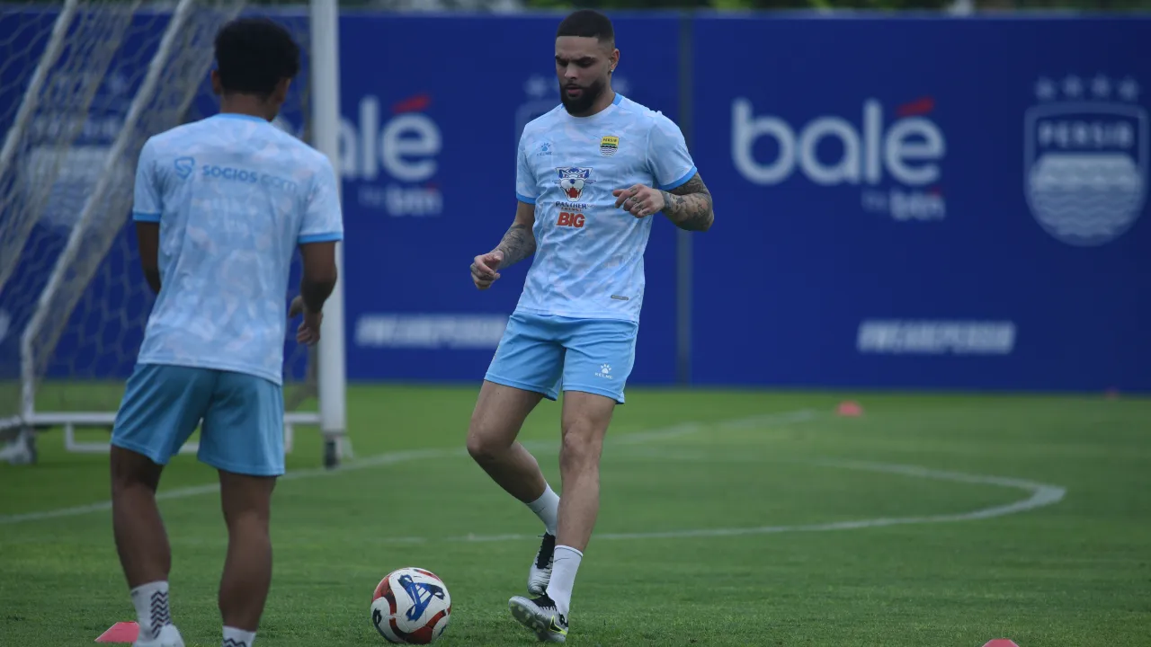 Bek kiri Persib, Layvin Kurzawa