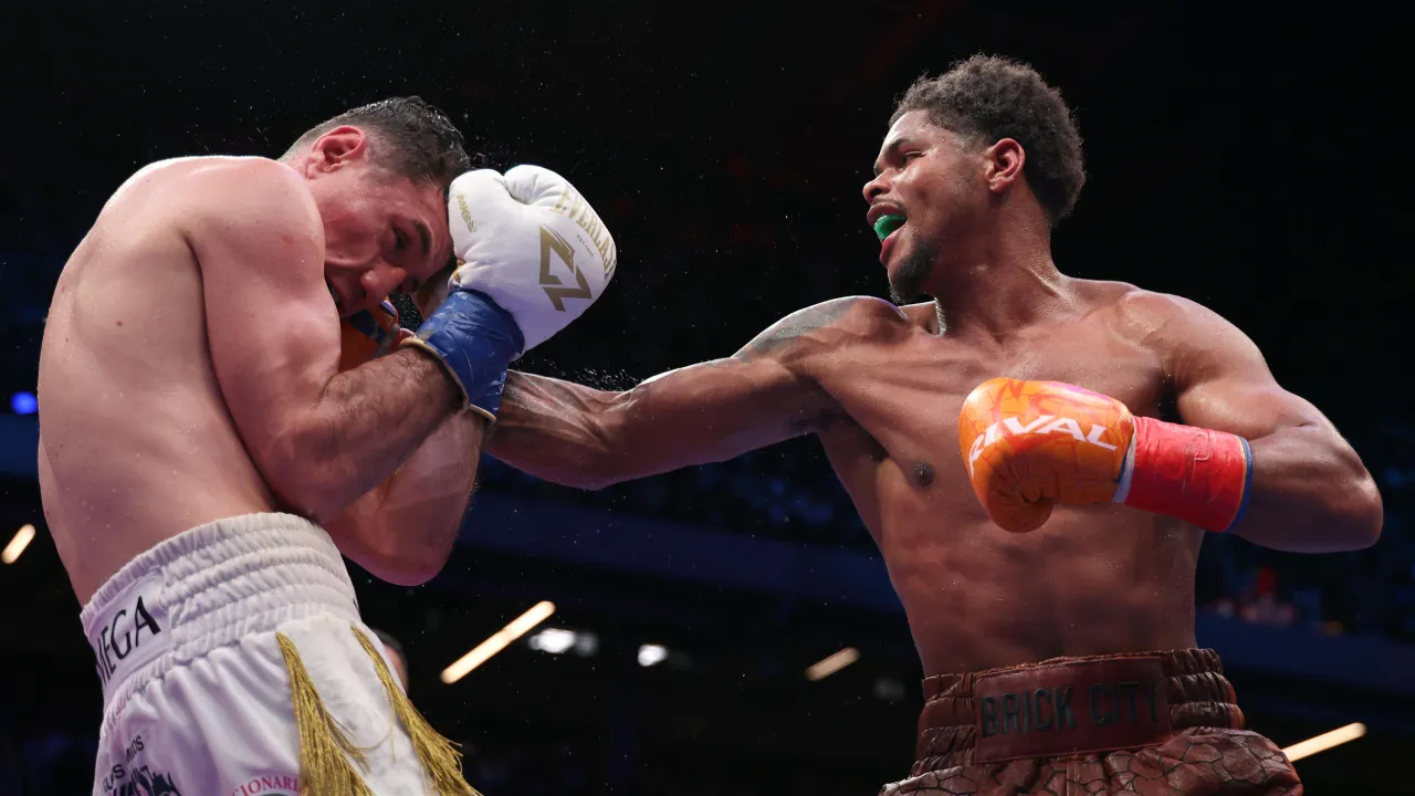 Shakur Stevenson (kanan) mengalahkan Zepeda dengan skor telak di ketiga kartu juri pada Juli tahun lalu. (Foto: Fight TV)